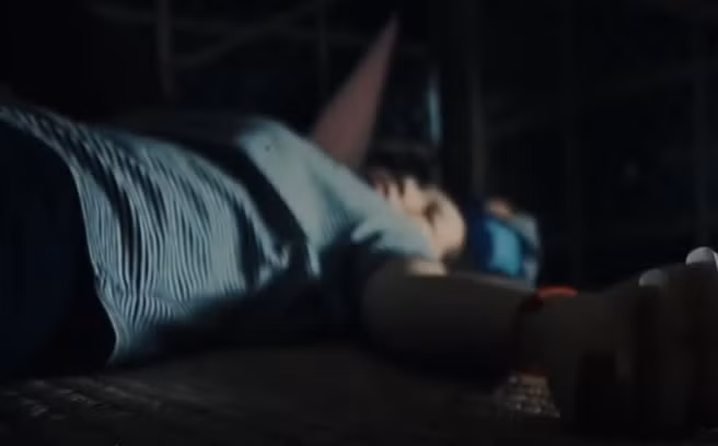 Vừa cởi áo trên người, thầy bùa nổi máu dê và nhào tới từ phía sau. Hắn ta hiện nguyên hình là một gã đàn ông đồi bại. Bịt miệng nạn nhân, thầy Hai Tưng lấy tay bóp cổ nạn nhân đến chết. Trở về lấy dao lam, hắn ta cạo sạch lông ở vùng kín của cô gái bỏ vào hũ keo…để dành. Các bà các cô đến xin bùa về để trị chồng cũng thường bị hắn tỉa sạch…