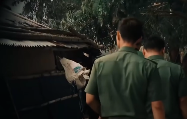 Ngay trong chiều cùng ngày, lực lượng trinh sát bủa vây và ém quân trước nhà thầy bùa Tưng. Cơ quan chức năng yêu cầu kiểm tra hành chính ngôi nhà đóng cửa một cách đầy bí ẩn quanh năm suốt tháng. Cánh cửa mở toang, công an địa phương phát hiện 3 cái sọ người đặt trên bàn thờ. Cạnh đó, một hũ keo chứa những chùm lông đen ngòm được đậy kỹ.