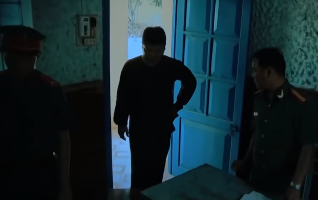 Hắn lấy nhúm lông bỏ vào hũ keo như làm trò tiêu khiển của bùa pháp bệnh hoạn. Ông ta quan niệm, gom càng nhiều "của quý" từ nữ giới sẽ giúp hắn ta mau chóng luyện thành công "Thiên Linh cái". Rồi sau đó, gã thầy bùa đê hèn thực hiện hành vi cưỡng hiếp thi thể nạn nhân. Mọi việc xong xuôi, hắn ta mang xác nạn nhân ra sau vườn và đào hố chôn nhằm che giấu tội ác.