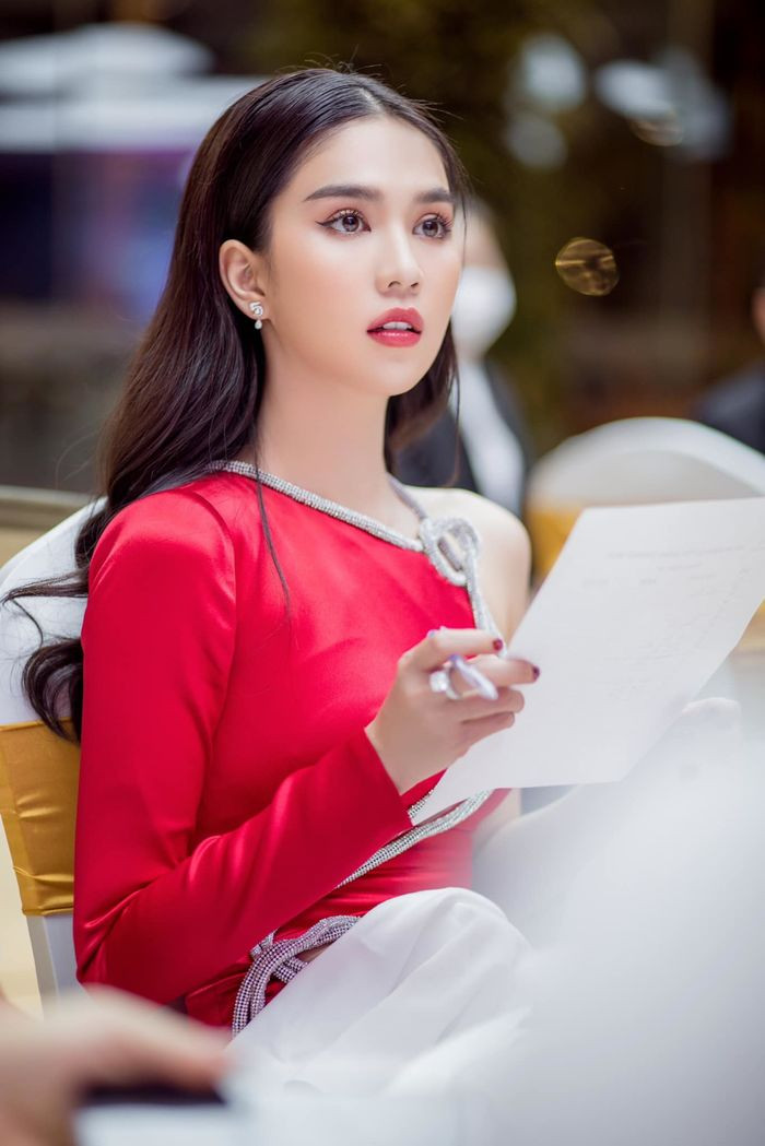 Mỹ nhân Việt đua nhau diện đồ mang màu sắc rực rỡ - Hình 12 My nhan Viet dua nhau dien do mang mau sac ruc ro-Hinh-12