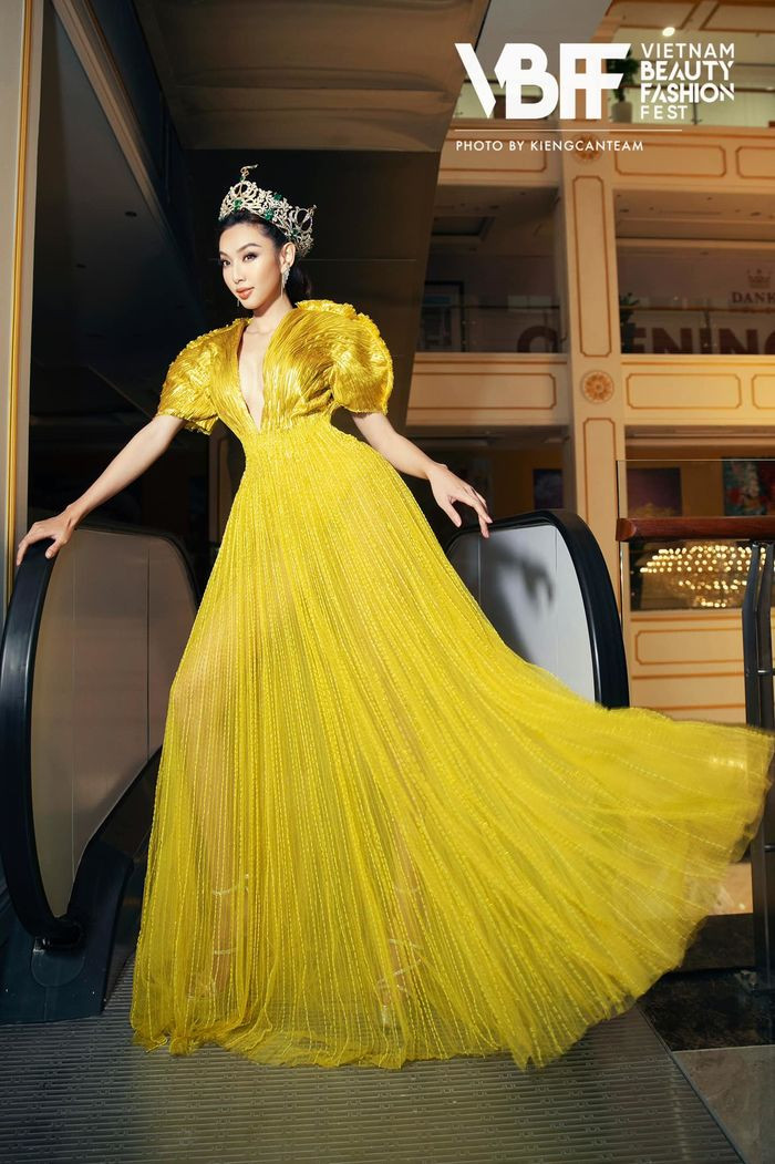 Mỹ nhân Việt đua nhau diện đồ mang màu sắc rực rỡ - Hình 5 My nhan Viet dua nhau dien do mang mau sac ruc ro-Hinh-5