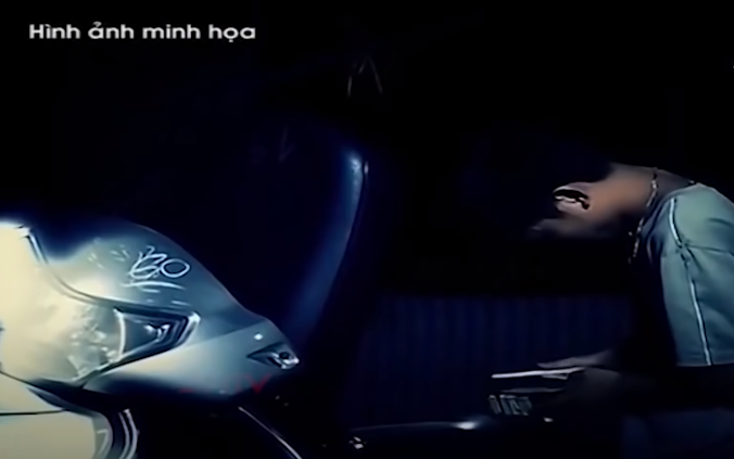 Gây án xong, hung thủ lột nhẫn, vòng đeo tay bằng vàng, 3 triệu đồng để trong cốp xe nạn nhân. Chiếc xe máy của cô gái, hung thủ đem vứt, rồi về phòng trọ của bạn gái.