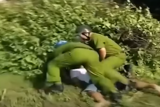 Sau khi gây án, đối tượng đã bỏ trốn đến địa bàn huyện Đạ Tẻh, tỉnh Lâm Đồng. Khoảng 21h cùng ngày, tên Minh đã bị bắt giữ khi đang lẩn trốn tại nhà cậu mình tại xã Quảng Trị, huyện Đạ Tẻh.