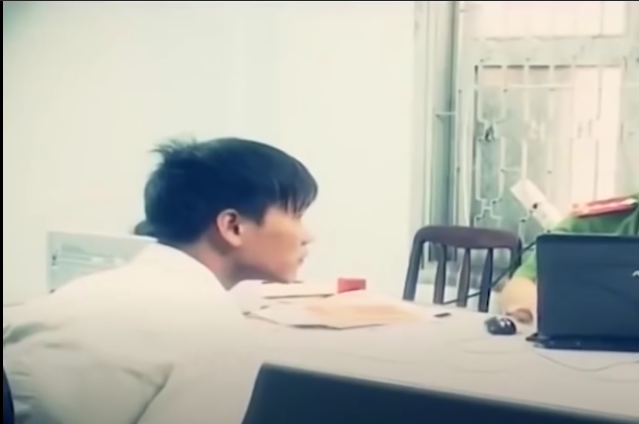 Cơn nghiện lô đề ngày một ngấm sâu, Minh càng đánh lớn cho đến khi tiền trong túi cạn sạch. Không còn tiền, Minh ghi chịu của chị Kiều. Khi số nợ lên đến 2,7 triệu đồng, Minh mới hoảng hốt đi làm kiếm tiền trả nợ. Sau một thời gian đi làm, Minh đã trả cho chủ nợ 2 triệu, còn 700 nghìn đồng Minh không có khả năng trả.