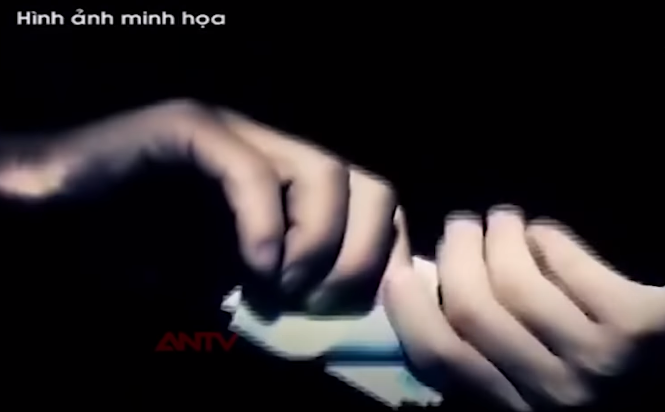 Khoảng 21h ngày 14/10/2013, Minh gọi điện thoại bảo chủ nợ sẽ trả tiền. Trước khi đi, Minh lấy con dao giấu dưới yên xe rồi chạy đến cách nhà nạn nhân khoảng 500 mét đứng đợi. Con đường rất vắng người qua lại, cỏ mọc um tùm. Thấy nạn nhân tới, Minh rút tiền trong ví trả.