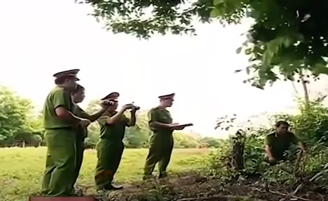 hận được tin báo lực lượng chức năng đã nhanh chóng xuống hiện trường. Theo kết quả khám nghiệm tử thi cho thấy, nạn nhân bị hung thủ siết cổ dẫn đến tử vong. Sau khi giết chết nạn nhân, đối tượng quan hệ với tử thi rồi cướp đi chiếc xe máy và một số tài sản khác.