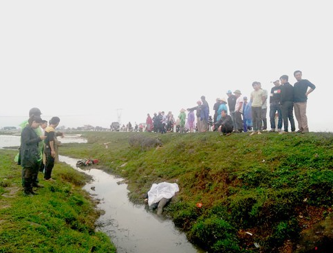 Khám nghiệm hiện trường, Công an tỉnh Hà Nam xác định thi thể bị một tảng gạch đè lên, xung quanh chân bị hai cọc tre ghim lại, trên cổ còn dây chuyền vàng. Do trước đó trời mưa lớn, dấu vết gần như bị xóa sạch. Ban chuyên án đặt ra nhiều giả thiết, có thể nạn nhân kháng cự kẻ cướp nên bị sát hại, hoặc cũng có khi do mâu thuẫn tình ái song cũng không loại nguyên nhân tranh chấp trong làm ăn. (Ảnh minh hoạ)