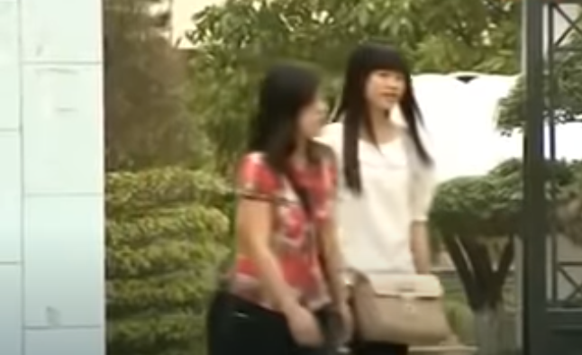 Chính quyền địa phương cho hay, Thành mới học xong lớp nghiệp vụ du lịch ở Hà Nội, song chưa đi làm, anh này có mối quan hệ xã hội phức tạp. Để tránh đánh động hai cậu cháu Hùng, trinh sát tiếp cận bạn gái của nam thanh niên. Cô này khai 10 ngày trước, người yêu tặng cô nhiều tờ tiền Trung Quốc và một vài vật dụng đắt tiền.