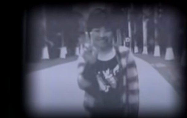 So với nhận định ban đầu nạn nhân là cô gái trẻ, việc chênh lệch tuổi khiến nhiều giả thiết bị lệch hướng. Cảnh sát đề nghị người nhà của bà Tiên sang đối chứng. Viện khoa học hình sự xác định, thi thể có gene trùng với con và em ruột của bà Tiên. Nạn nhân được xác định chính là bà Tiên. Theo trình báo, bà Tiên là thương gia kinh doanh bao bì đựng sữa đậu nành, thỉnh thoảng sang Việt Nam làm ăn và thường có người xe ôm tên Hùng làm phiên dịch.