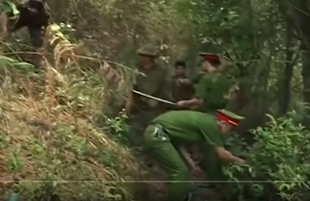 Cách vị trí anh Q. bị bắn về phía Tây 48m có một túi thổ cẩm giấu trong bụi rậm, trong có 1 đèn pin, 1 túi cơm tẻ, 1 gói mì tôm và 1 con dao gấp, cách đó khoảng 3m có một ống hút thuốc lào tự chế bằng vỏ chai nhựa, nghi là của hung thủ để lại. Vụ án nhằm vào Công an viên, xảy ra tại địa bàn giáp ranh giữa huyện Quỳnh Nhai (Sơn La), huyện Than Uyên (Lai Châu) gây hoang mang dư luận.