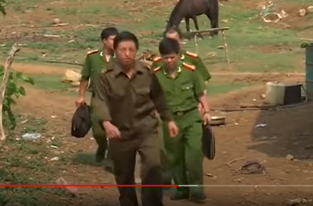 Kiên trì từ manh mối nhỏ nhất, thế nhưng đã 20 ngày trôi qua, mặc dù bao quát tất cả các ngả đường, các bản có người thường xuyên qua lại nhưng tin tức về nghi can vẫn mất hút trong những cánh rừng già.