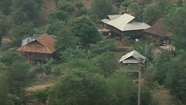 Đặc biệt, trước thời điểm anh Q. bị sát hại, một số người dân bản đã thấy Sung bán lợn, thu gom tiền bạc và khoác lên người chiếc túi thổ cẩm đi làm thuê, sau đó đã biến mất khỏi địa bàn. Bằng các biện pháp nghiệp vụ, các trinh sát đã xác định Chè Văn Sung chính là hung thủ gây án. Đồng thời cơ quan CSĐT Công an Sơn La đã ra thông báo truy tìm đối tượng Sung.