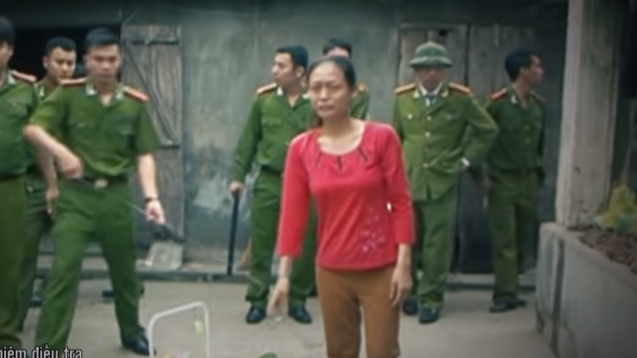 Giận cháu S. phá giấc ngủ, lại sẵn có mâu thuẫn với chị Hương trước đó nên Liên nảy ra ý định hết sức độc ác là giết cháu S. để trả thù. Lập tức người thiếu phụ tội lỗi bế con về nhà cha mẹ đẻ, cho con ngồi vào xe tập đi trẻ em và dùng dây buộc xe vào cột nhà. Sau đó, Liên đi bộ đến nhà anh Tiến thì cũng là lúc cháu S bò ra ngoài cửa đến chỗ Liên, cháu bé ngây thơ bò đến ôm chân Liên đùa nghịch.