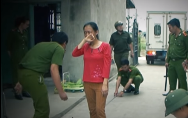 Khoảng 15h ngày 10/3/2015, chỉ có Liên và cháu Thành (con trai Liên) ở nhà. Cháu Thành ngủ dậy và đòi đi vệ sinh. Sau khi cho con đi vệ sinh, Liên bế con vào giường cho con ngủ tiếp thì khó chịu vì có tiếng gõ cửa "cốc, cốc". Liên bế con ra sân nhìn về nhà anh Tiến thì thấy cháu S, là con trai chị Hương đang bò ở cách cửa nhà anh Tiến khoảng 5m. Lúc này, Cháu S. cầm chiếc cốc nhựa gõ xuống nền gạch. Liên bế con đến gần chỗ cháu S. định đánh thì cháu lại bò vào trong nhà khiến Liên vô cùng tức tối.