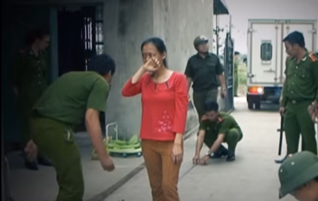 Khoảng 15h ngày 10/3/2015, chỉ có Liên và cháu Thành (con trai Liên) ở nhà. Cháu Thành ngủ dậy và đòi đi vệ sinh. Sau khi cho con đi vệ sinh, Liên bế con vào giường cho con ngủ tiếp thì khó chịu vì có tiếng gõ cửa "cốc, cốc". Liên bế con ra sân nhìn về nhà anh Tiến thì thấy cháu S, là con trai chị Hương đang bò ở cách cửa nhà anh Tiến khoảng 5m. Lúc này, Cháu S. cầm chiếc cốc nhựa gõ xuống nền gạch. Liên bế con đến gần chỗ cháu S. định đánh thì cháu lại bò vào trong nhà khiến Liên vô cùng tức tối.