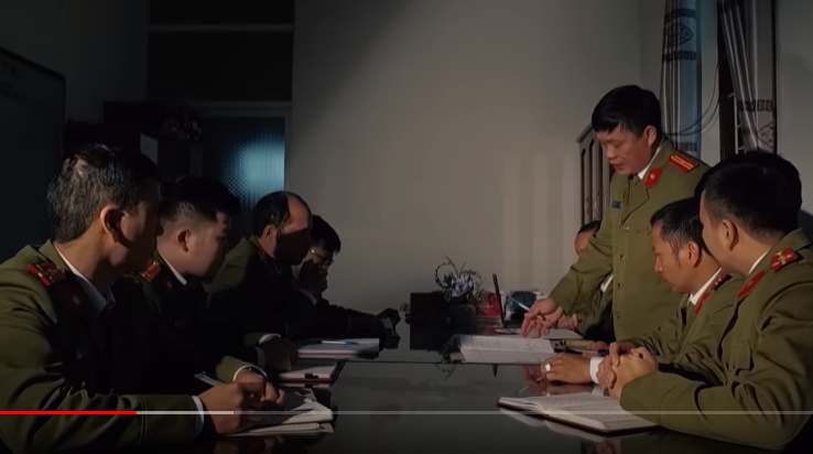 Tuy nhiên theo anh Tiến và chị Hương, vợ chồng anh chỉ đơn thuần làm ruộng. Lúc rảnh rỗi, anh chị tranh thủ buôn bán thêm hàng rau quả để kiếm thêm thu nhập nên không có mâu thuẫn với ai. Trong khi đó, hiện trường vụ án tại một nơi vắng vẻ, không có nhân chứng trực tiếp nên công tác điều tra dần đi vào ngõ cụt.