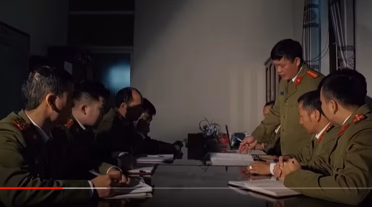 Tuy nhiên theo anh Tiến và chị Hương, vợ chồng anh chỉ đơn thuần làm ruộng. Lúc rảnh rỗi, anh chị tranh thủ buôn bán thêm hàng rau quả để kiếm thêm thu nhập nên không có mâu thuẫn với ai. Trong khi đó, hiện trường vụ án tại một nơi vắng vẻ, không có nhân chứng trực tiếp nên công tác điều tra dần đi vào ngõ cụt.