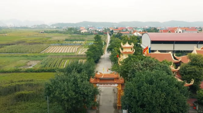 Cho dù tại thời điểm đó Liên đã có với anh ta một đứa con trai. Không thể chung sống trong hoàn cảnh đó, Liên lại tay xách nách mang, cắp con về quê ở cùng với bố mẹ đẻ. Thương con gái tình duyên lận đận nên bố mẹ Liên buộc lòng phải cưu mang.