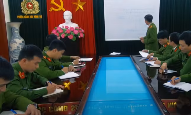 Câu hỏi được đặt ra, hung thủ là ai và vì sao lại ra tay sát hại một đứa trẻ vô tội (?). Bước đầu, cơ quan điều tra tập trung phá án theo hướng bé S. đã bị kẻ xấu hãm hại. Và hung thủ chắc chắn phải có mâu thuẫn với vợ chồng anh Tiến, chị Hương. Ban chuyên án gồm điều tra viên, trinh sát dày dặn kinh nghiệm của Phòng CSHS - Công an tỉnh phối hợp cùng Công an huyện Kinh Môn đã khẩn trương tổ chức rà soát các manh mối, đối tượng nghi vấn quanh vùng.