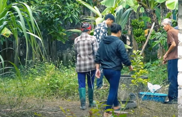 Người thân và chính quyền địa phương đã tổ chức đi tìm kiếm nhưng không thấy. Chỉ tới khi ông Luyến đi lấy nước dưới giếng ở khu vực giáp ranh với nhà chị Hương mới phát hiện xác cháu bé xấu số. Vụ việc nhanh chóng được lan khắp một vùng quê vốn trước nay rất yên bình...