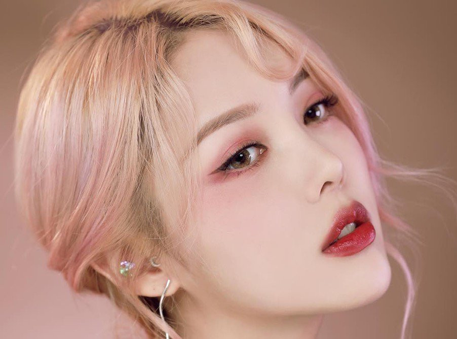 Mũi cao. Mũi nằm ở trung tâm của khuôn mặt. Nhân tướng học cho rằng dựa vào tướng mũi có thể đoán được tính cách, tương lai, vận mệnh của một người.