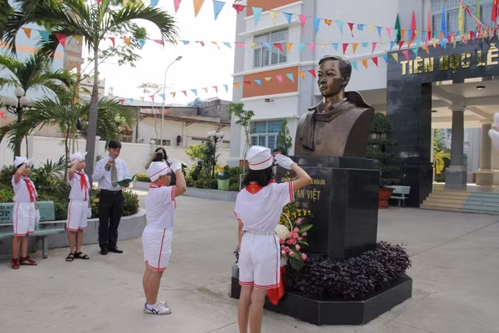 Thầy cô đã cùng các em học sinh dâng lẵng hoa tươi thắm lên tượng đài Anh hùng Lê Văn Việt như sự tri ân nhân ngày khai giảng năm học mới 2013-2014.