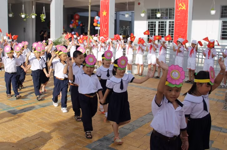 "Heo vàng" lớp 1 chào thầy cô và các anh, chị.