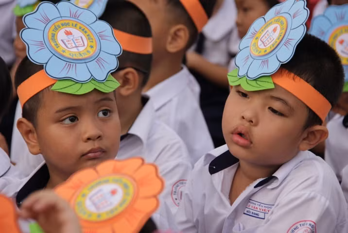 ...xen lẫn mệt mỏi.