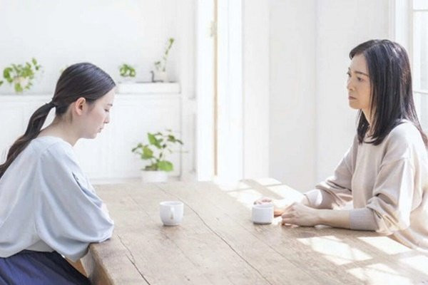 Den nha toi an toi, chi dong nghiep noi mot cau chua xot