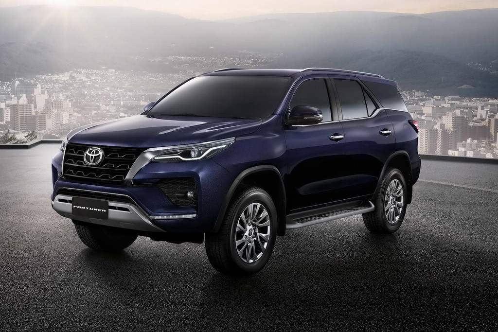 Từ trước đến nay tại thị trường Việt, dòng xe Fortuner được rất nhiều khách hàng Việt ưa chuộng bởi các yếu tố như: thương hiệu mạnh, mạng lưới phân phối phủ rộng khắp cả nước dễ dàng sửa chữa bảo dưỡng, động cơ bền bỉ đã được kiểm chứng, và hơn hết là ít rớt giá so với mặt bằng chung. Tại Việt Nam, Fortuner là một trong mẫu xe chủ lực của Toyota. Với việc phiên bản nâng cấp giữa vòng đời của Fortuner ra mắt tại Thái Lan, khả năng cao là mẫu xe này sẽ sớm được đưa về Việt Nam.
