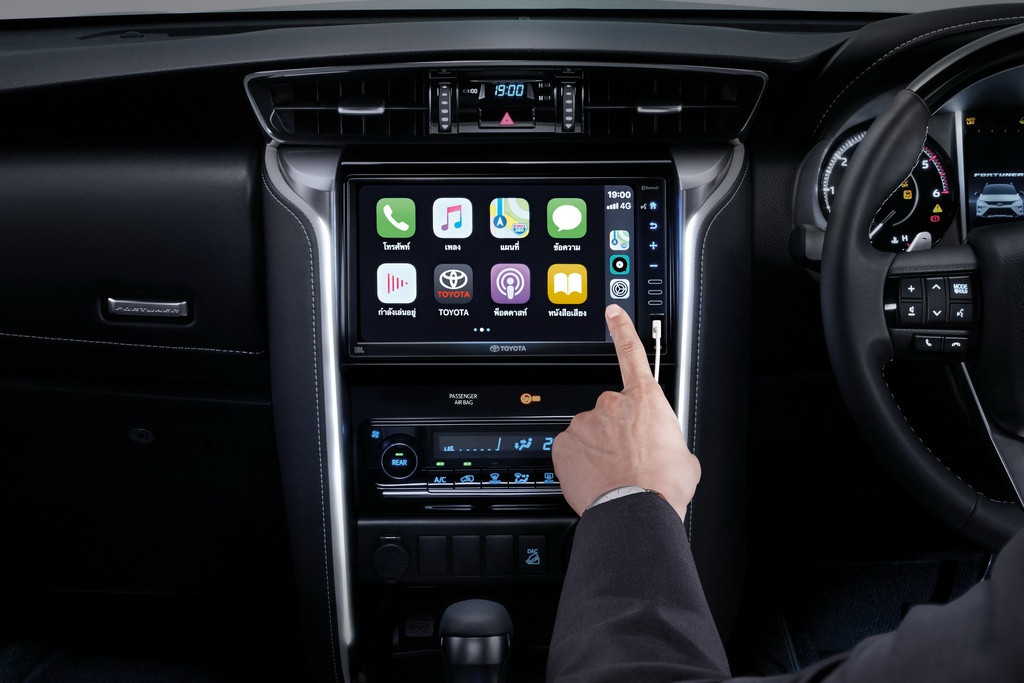 Hiện chưa rõ nguyên bản Fortuner 2021 bản tiêu chuẩn được bắt gặp tại Việt Nam sẽ sử dụng động cơ nào. Liệu Toyota Việt Nam có loại bỏ phiên bản máy xăng 2.7L trên Fortuner 2021 như tại Thái Lan hay không? Đến thời điểm này vẫn chưa có thông tin chính thức.