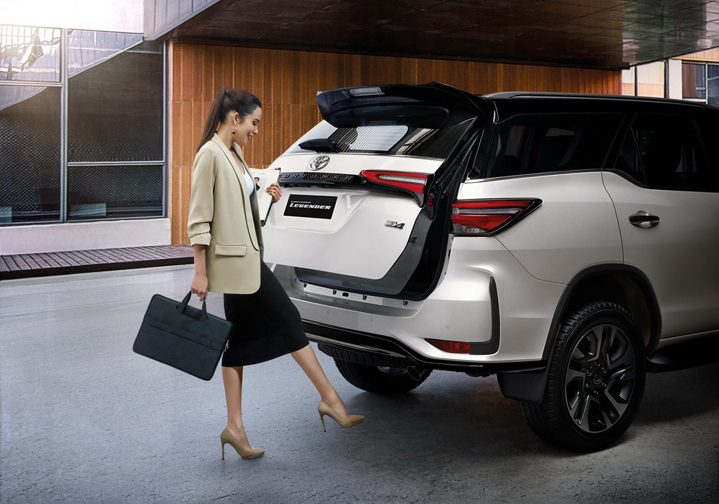 Ngoài ra, Fortuner 2021 còn có phiên bản máy dầu 2.8L cho công suất 201 mã lực và mô-men xoắn cực đại 500Nm, động cơ 2.8L tăng áp của Fortuner đã được nâng cấp công suất với hiệu suất không thua kém gì so với động cơ 2.0L Biturbo của Ford Everest.