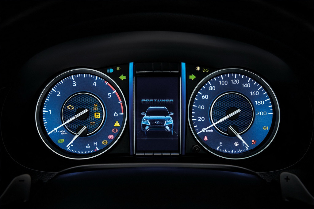 Tại Thái Lan, Toyota Fortuner 2021 có giá 41.700-47.200 USD cho bản tiêu chuẩn và 50.000-58.700 USD cho bản Legender. Khách hàng tại Australia phải đợi đến tháng 8 để nhận được chiếc Fortuner đời mới. Khi có mặt ở thị trường Việt Nam, phiên bản 2.4L AT hẳn sẽ rất phù hợp đối với những khách hàng có nhu cầu mua SUV 7 chỗ chạy dịch vụ hay phục vụ cho gia đình.