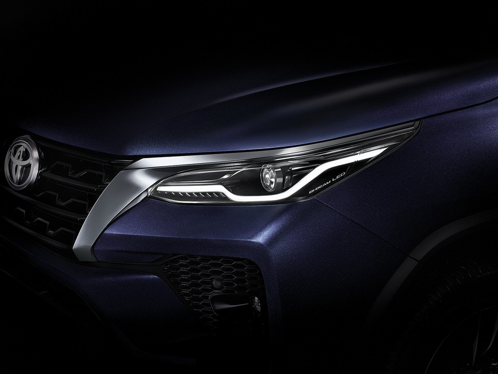So với phiên bản cũ, Fortuner được tinh chỉnh nhẹ nhàng phần đầu xe, nhưng vẫn giữ lại phong cách thiết kế hiện tại với lưới tản nhiệt tạo hình chữ “V”, đèn pha LED tích hợp đèn LED ban ngày và cụm đèn sương mù LED đã được đổi mới.