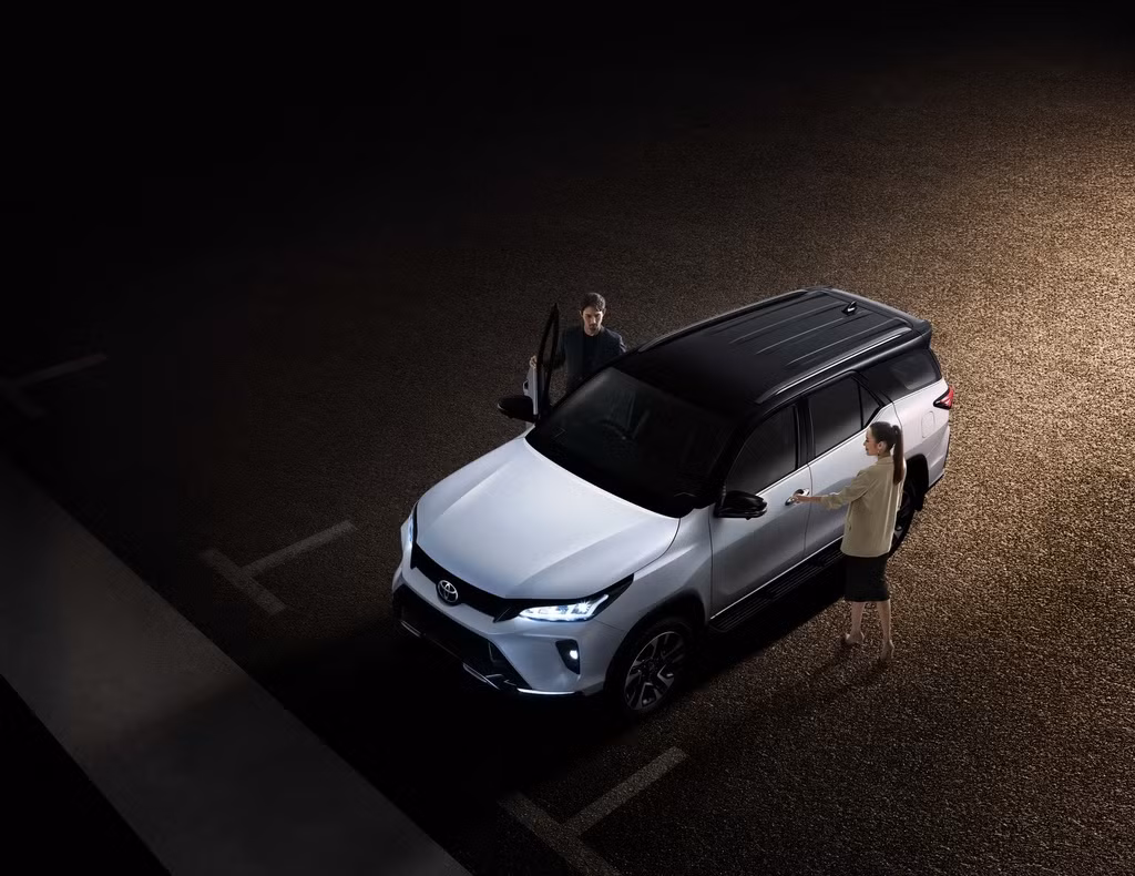 Trong đó, ở phiên bản mang kiểu dáng thiết kế Tiêu Chuẩn (không phải LEGENDER), Fortuner 2021 sử dụng máy dầu 4cyl 2.4 tăng áp (2GD-FTV) vẫn duy trì mức công suất tối đa 150 mã lực tại 3.400 vòng/phút và mô-men xoắn cực đại 400 Nm tại 1.600 - 2.000 vòng/phút. Sức mạnh được truyền xuống cầu sau (2WD) hoặc 2 cầu (4WD) thông qua hộp số tự động 6 cấp.