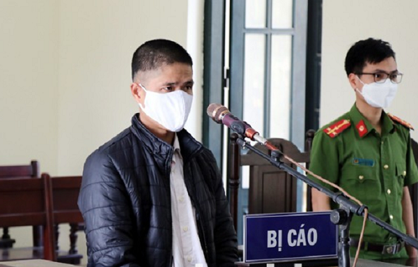 1 nam tu cho nguoi khong deo khau trang, dap vo dien thoai cong an-Hinh-2