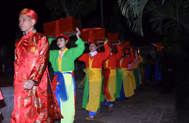 ... các thiếu nữ mang lễ đến đền Trần để chuẩn bị khai ấn.