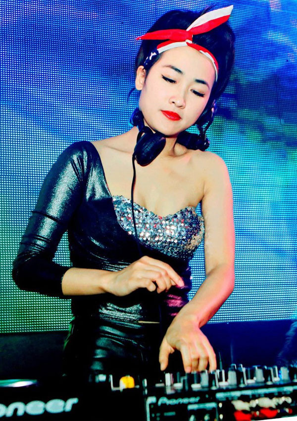 Cô nàng cũng đang là một trong những nữ DJ hot nhất tại The Rimix mùa này