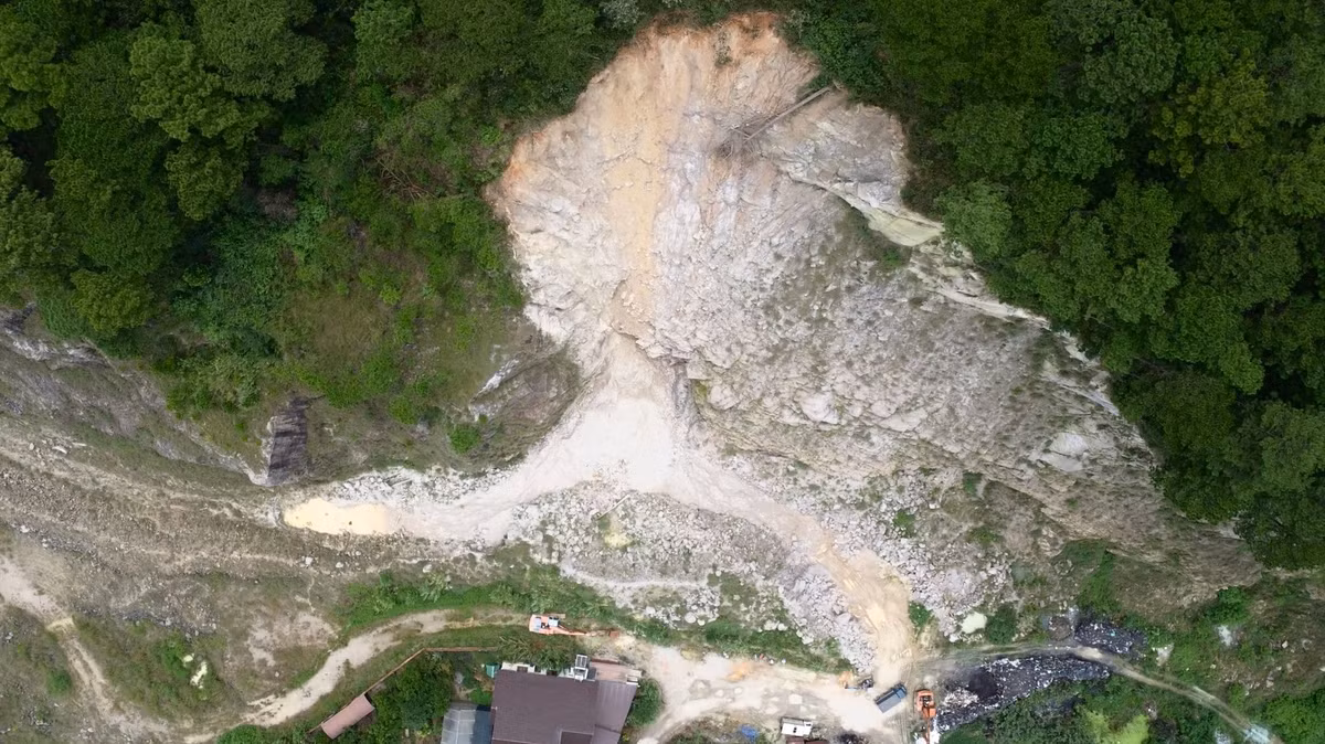 Tại khu vực có nguy cơ sạt cao dưới mỏ đá Trọng Minh đã ngừng khai thác có 1 căn biệt thự và 1 cơ sở giết mổ.