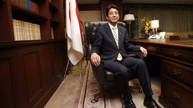 2. Thủ tướng Nhật Bản Shizo Abe. Ông Abe sinh năm 1954 – tuổi Giáp Ngọ, là người nhậm chức lúc trẻ nhất trong các Thủ tướng Nhật Bản từ sau Chiến tranh thế giới lần thứ II và là thủ tướng đầu tiên sinh sau Chiến tranh.