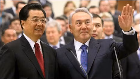 Nhâm Ngọ là Ngựa nước. Năng lượng của hành Thủy mang lại tính sáng tạo cho người tuổi Nhâm Ngọ. Người cầm tinh Ngựa nước là người giỏi thích nghi, tính tình vui vẻ, phù hợp với bất cứ sự thay đổi nào của môi trường.