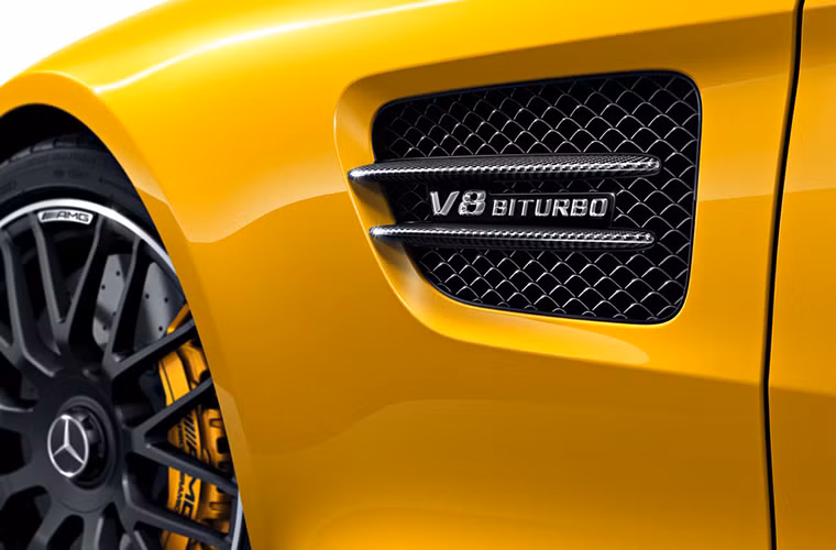 Khe gió bên sườn xe với 2 vây chạy ngang.