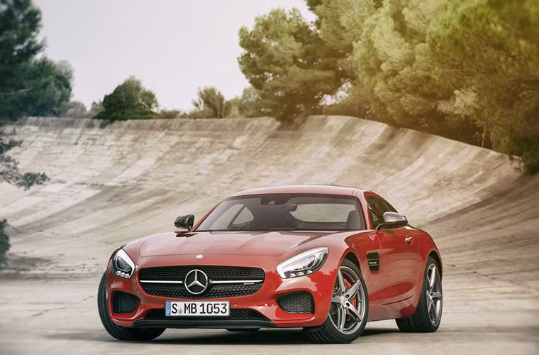 GT S có tốc độ tối đa lên đến 310 km/h, và khả năng tăng tốc từ 0 lên 100 km/h chỉ trong 3,8 giây, nhờ vào sức mạnh của hộp số ly hợp kép 7 cấp được trang bị trên xe.