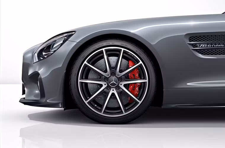 Mâm xe thể thao AMG 19-inch (phía trước) / 20-inch (phía sau) đa chấu màu đen nhám với viền màu bạc sáng.