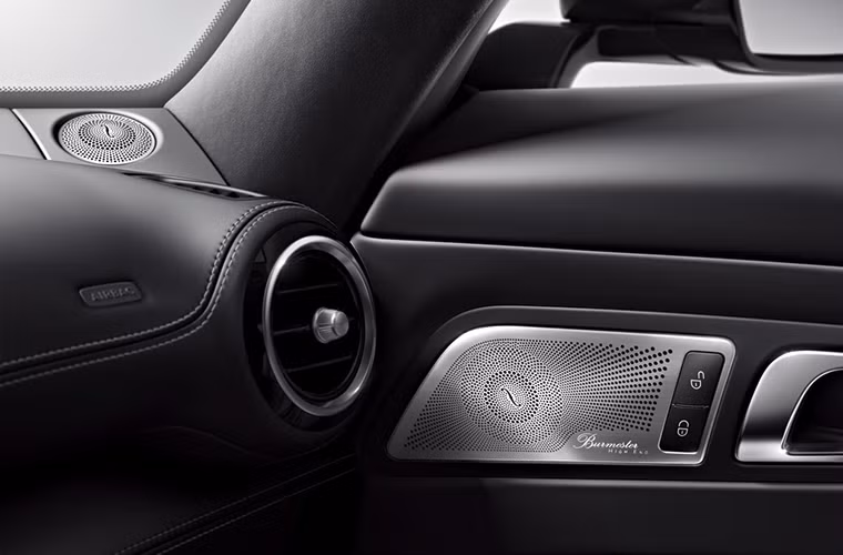 Hệ thống âm thanh vòm Burmester với 11 loa, và có tổng công suất 1000 watt.