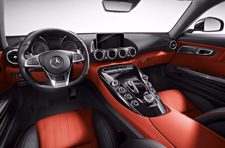 Hệ thống điều khiển truyền thông đa phương tiện COMAND Online với đầu đọc DVD, màn hình màu TFT 8,4-inch độ phân giải 960 x 540 pixel, radio, đầu đọc thẻ SD, bộ nhớ 10 GB, kết nối Bluetooth, trình duyệt web và chức năng điều khiển bằng giọng nói LINGUATRONIC.