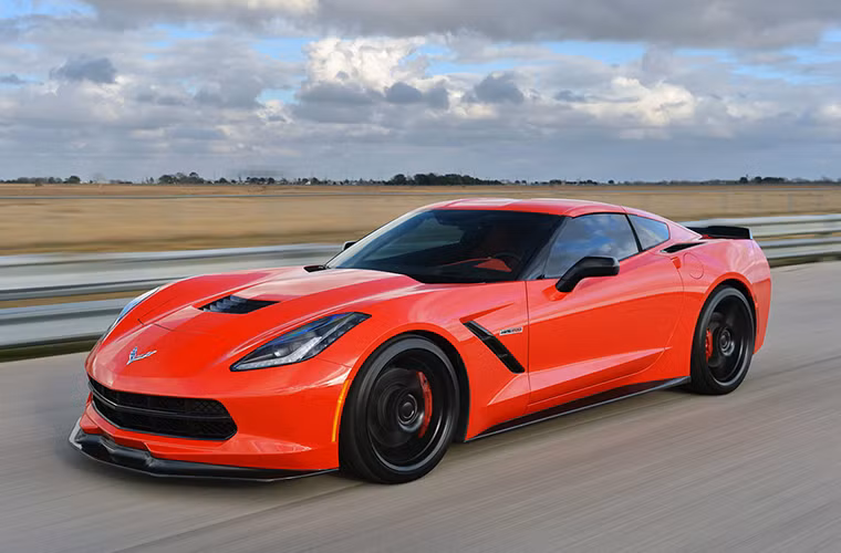 Xe được nhà báo Jeremy Clarkson ưu thích nhất: Corvette Stingray. (Jeremy Charles Robert Clarkson là một nhà báo và nhà văn rất nổi tiếng trong lĩnh vực ô tô. Ông được biết đến nhiều nhất trong vai người dẫn chương trình trên show truyền hình Top Gear của BBC cùng với James May và Richard Hammond.)