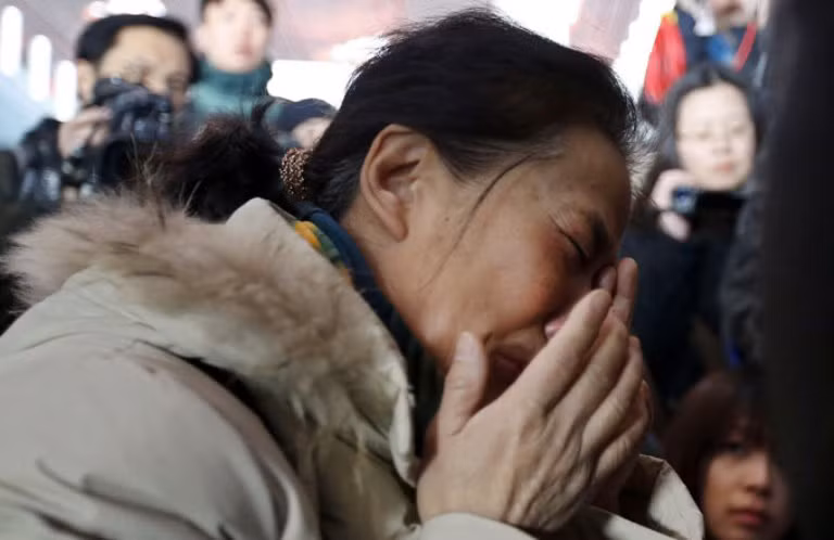 Người thân của nạn nhân trên chuyến bay bị mất tích khóc ngất chờ tin tại sân bay Bắc Kinh, Trung Quốc trưa 8/3. Ảnh: The Star