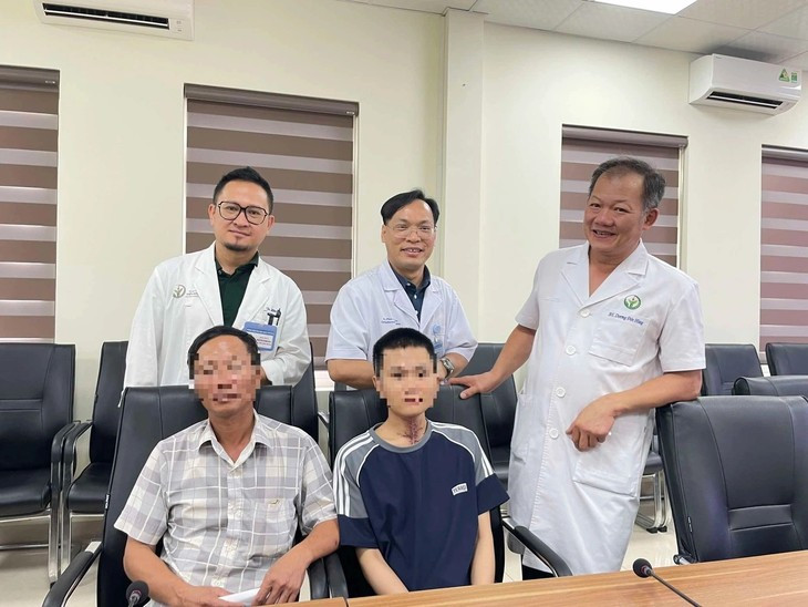 TS.BS Dương Đức Hùng cùng các thầy thuốc và bệnh nhân - Ảnh BVCC