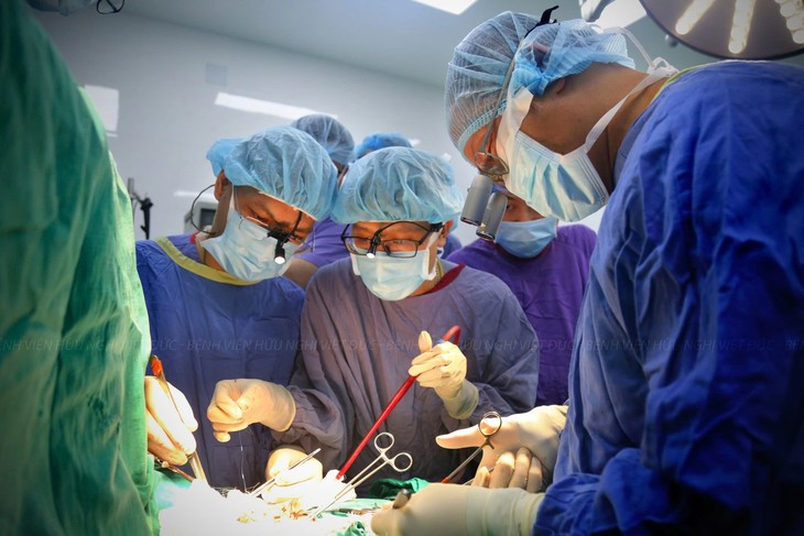 Lần đầu tiên Việt Nam ghép khí quản và phẫu thuật tạo hình thực quản hẹp hiếm gặp trong y văn - Ảnh BVCC